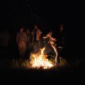 Zur Adlerprobe gehrt bei den Frauen der Sprung bers Feuer...