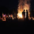 Endlich ein echtes Lagerfeuer: Viele Leute, groe Pagode und Gittarenspiel.