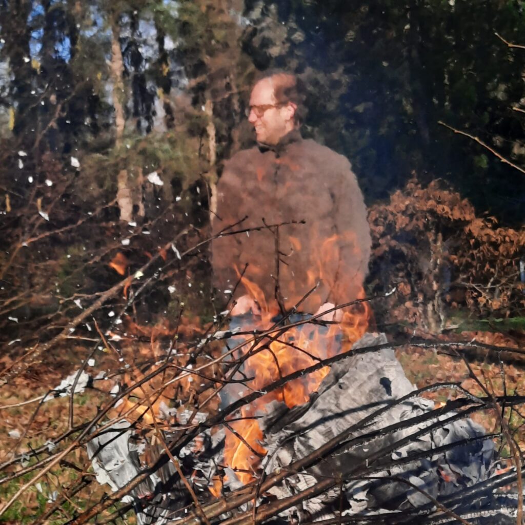 Der Herbergsvadder prüft das Feuer